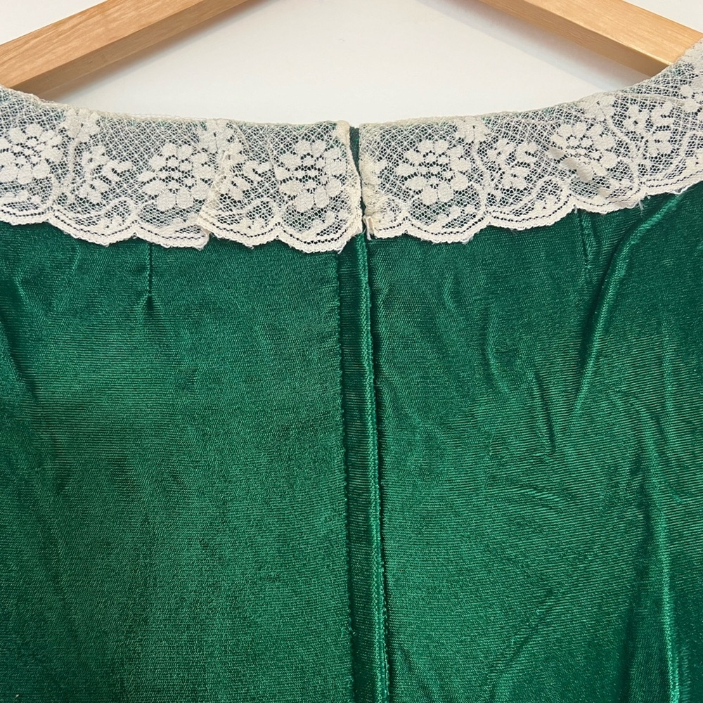 Vintage Green Velvet Dress with Lace Trim - Picture 5 of 5